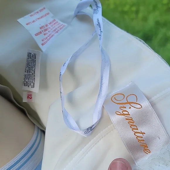 SIGNATURE sz 12 Wedding gown with train BEADED - Picture 8 of 8